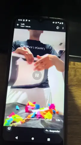 No entiendo, cual era la necesidad de grabarse y enviarme videos rompiendo cartas y dibujos que le di con cariño?? Detalles que por lo que él me decía les tenía sentimientos y le importaban, rompiendo las cosas que según él nunca botaría por el cariño y porque supuestamente él no es de esas personas, no entiendo cómo cambió todo de un día para otro, hace unos días llorando por que me extrañaba, porque me amaba y no quería dejarme ir:( Pude haber cometido errores en la relación pero nunca, nunca seré igual que tú, eres un poco hombre que nunca supo valorarme, hiciste lo que quisiste estando a mi lado, me mentías mirándome a los ojos siempre que podías, tus falsas promesas jamás se me olvidaran, me hiciste demasiado daño desde el día uno y aún así me quedé porque te amo, te perdoné cada error esperando que mejorarás, que cambiaras y ni siquiera por mi, si no que por ti, pero me seguiste fallando sabiendo como me podía sentir, me atacas donde más me duele y no te cansas de dañarme. Me destrozaste por completo, pero eso querías o no? Porque para tu opinión me lo merezco. Lo peor de todo es que te seguiré amando porque lo mío si era verdadero, te seguiré esperando sabiendo que nunca volverás, empezar de cero siempre estuvo en mis planes porque quería una vida contigo, ambos cometimos errores, ambos fuimos demasiado inmaduros pero esta vez tú te pásate y me dejaste bien claro cuáles fueron tus intenciones, me dejaste en claro que para ti solo fui una pérdida de tiempo, que hace meses dejaste de quererme, nunca te importo como me sentía y mi opinión nunca fue válida en esta relación. Terminaste de humillarme, te reíste lo suficiente de mí, ahora solo quiero estar bien y tratar de superar todo esto, uno nunca termina de conocer a las personas.. Yo no soy de las que buscan compañía para pasar las penas, yo no me pelo mucho menos me iré con el primero que encuentre como tú lo crees, yo solo te quiero a ti por más daño que nos causemos, sigo enamorada después de todo pero no puedo seguir insistiendo si tú ya no quieras nada conmigo, te deseo lo mejor, espero que mejores esos detalles para que seas mejor persona día a día, quieras o no estaré acá para ti, por si algún día me llegas a necesitar, acá estaré para ofrecerte mi mano. Te amo mi potito, perdón por todo. #parael 