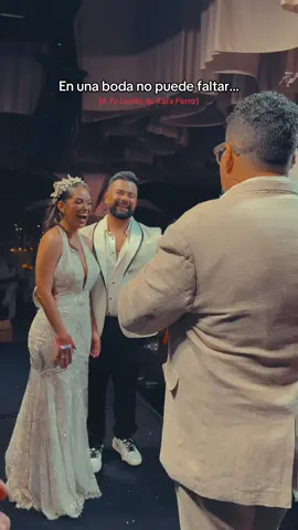 No puede faltar!! #ATuLadito 💍👰🏻‍♀️❤️