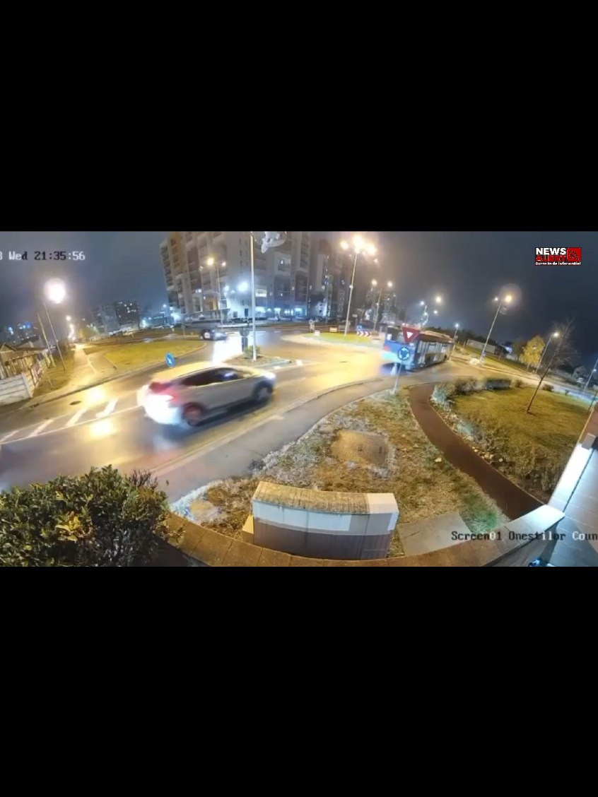 Un mercedes zboara peste un sens giratoiu din Oradea #viral_video #fy #fyp 