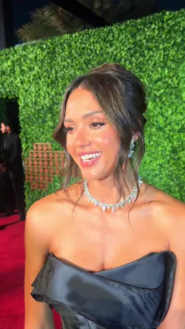 جيسيكا ألبا تعبر عن حبها لجدة على السجادة الحمراء في #مهرجان_البحر_الأحمر_السينمائي_الدولي! Jessica Alba sharing her love for Jeddah, on the red carpet at the Red Sea International Film Festival!  #RSIFF25 #JessicaAlba 