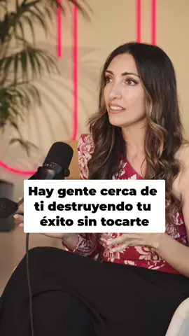 Hay personas que no te gritan, no te critican, no te frenan abiertamente… Pero aún así, te están saboteando. No con palabras. Con energía. Con esa envidia que no dicen, pero se siente. Con esa tensión que aparece justo cuando compartes algo que te ilusiona. Con esa mirada que no aplaude… aunque sonríe. Y no, no es esoterismo. Es física. Como explica Joe Dispenza, todos emitimos una frecuencia. Y cuando te rodeas de alguien que no cree en ti (o peor, que te envidia) esa frecuencia interfiere con la tuya. Te apaga, te agota, te frena. Por eso es tan importante proteger tu entorno como proteges tu negocio. Porque no basta con trabajar duro. También necesitas un entorno que sostenga tu expansión. 💬 ¿Alguna vez sentiste que alguien cerca te drenaba sin razón aparente? ¡Te leo por comentarios!