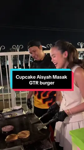 Yang ni bukan burger biasa-biasa… Ini GTR Burger — padu, tebal, juicy! 🔥 #cupcakeaisyah masak pun nampak senang, nak makan lagi senang!!  Sambutan hari lahir cupcake aisyah penuh dengan keceriaan sebab #cupcakeaisyah masak burger favourite dia sendiri tau😍  #Gtrburger #gtrburgerseksyen9shahalam #eventburger 