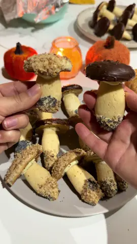 Ciupercuțe dulci. Rețetă simplă și nostalgică ❤️ Ingrediente: • 150 g zahăr • 2 ouă • 1 linguriță zahăr vanilat sau extract de vanilie • 150 g maioneză • 100 g unt moale (sau margarină) • 450 g făină • 1 linguriță praf de copt Mod de preparare: • „Picioarele” se coc aproximativ 15 minute la 180°C • „Căciulițele” — aproximativ 20 minute la 180°C Din toată compoziția ies cam 25 de ciupercuțe dulci 🍄 Pentru glazură: Folosesc o tabletă de ciocolată albă + una cu lapte — ajung pentru vreo 10 ciupercuțe. Le mai dau prin nucă măcinată și puțin mac. Poftă bună! ✨🍄