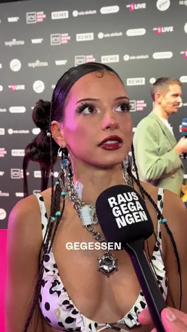 🍊in der Dusche?!  @Nina Chuba sagt das sollte man machen. Die @1LIVE Krone gilt als Deutschlands wichtigster Musikpreis und wird heute in Bielefeld verliehen. #1livekrone 