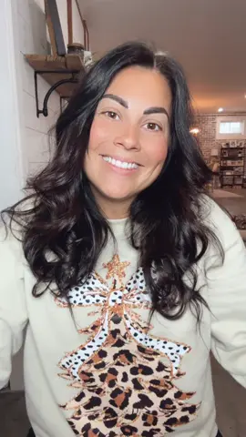 This might be the must-have Christmas tree sweater of the season… leopard print, dalmatian ribbon, AND gold touches?! 😍🎄 It’s giving festive, cozy, and totally extra in the best way. If you want compliments all December long, this is the one. #christmassweatshirts #holidayfun #LeopardPrint #styleme #giftguide2025 