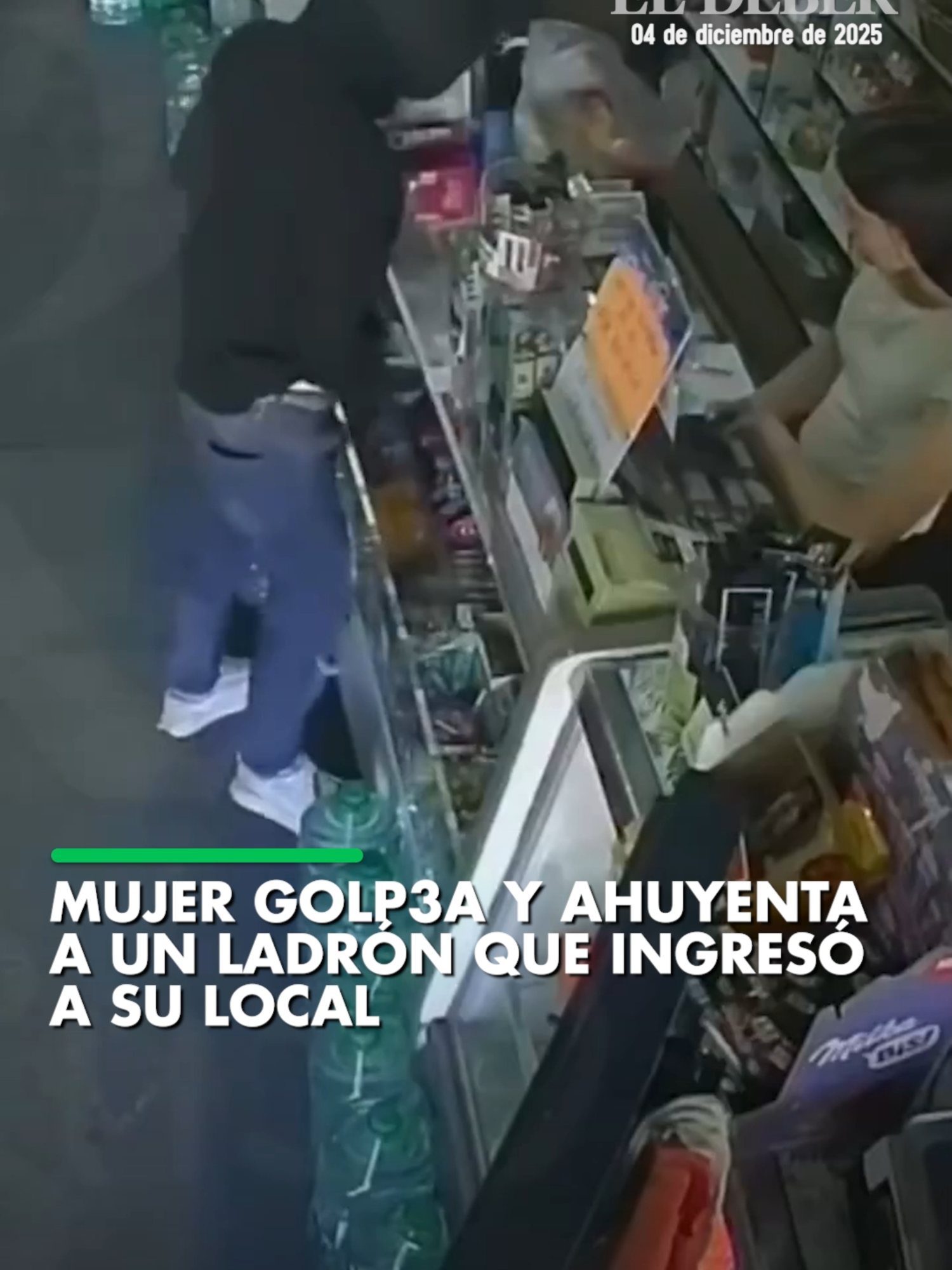 #Ecuador | Una mujer enfrentó a un delincuente que intentó asaltar una tienda de abarrotes. El momento quedó registrado por una cámara de seguridad que captó cómo la víctima reaccionó de inmediato y logró reducir al asaltante.  #ElDeber #Internacional #NoticiasDeHoy 📹RRSS
