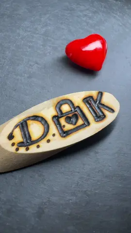 هذا القفل مو بس نقش على خشب… هذا رمز للحب الثابت اللي ما ينكسر 🔒❤️ إذا عندك شخص تستاهل ينحفر أول حرف من اسمه بقلبك… سوّيله تاغ وخليه يشوف هذا الفن! 👇✨ منو أول شخص إجا بالك؟ ❤️😌 #saadsino #lov#lovearts#bestfriendo#woodburningupleart 