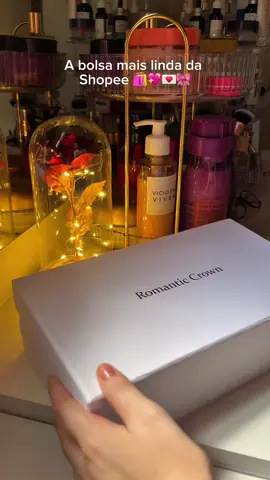 A BOLSA PERFEITA EXISTE 😍✨ Essa aqui virou minha queridinha do momento 💕👜✨ Ela combina com tudo e o preço é surreal! Link abaixo 👇🔥 https://s.shopee.com.br/3fwNWQdWAd #shopee #achadosshopee #publicidade #bolsa #viralvideo 