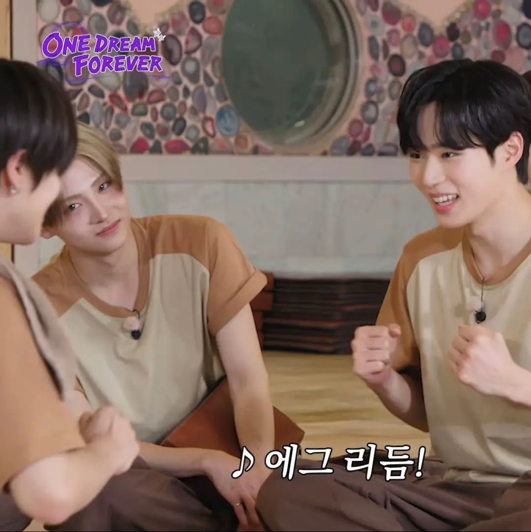 allyz!! mau cerita sedikit hihi. Tadi habis nonton ODF dan ada satu hal yang dari tadi ngeganjel banget di kepala aku wkwk. Apa coba? Yap!! Senyuman dan mata Lee Sangwon itu lagiii!!! 😭👊🏻 Kenapa ya dia tiap kali liat Leo selalu kayak gitu? Dan bukan sekali dua kali, tapi sering banget. Aku heran kenapa setiap momen yang ketangkep kamera itu selalu punya vibes yang sama, literally sama banget 😭 Terus matanya itu anehnya bisa kebaca, kayak ada rasanya yang dalem banget. Kalian ngerti kan? Hahaha 😭 matanya tuh kaya bilang , orang ini berharga banget (anjay😭🙏🏻) Kayak kalau kamu udah lama deket banget sama seseorang dan rasa sayangnya itu pasti udah dalem banget kan? nah aku ngerasa hal yang sama dari matanya Sangwon ini 😭 Makanya aku sampai amazed sendiri, Kok bisa ya setiap momen yang ke-capture itu rasanya selalu sama? Kok matanya bisa sekuat itu? Aku nggak tau ini aku doang atau allyz lain juga ngerasain wkwk. Jujur aku kepo banget isi hati Sangwon hahaha, kayak pengen nyelam masuk ke hatinya buat mencari tau dan liat sebenarnya ada apa sih ini hahaha 😭 🙏🏻 *btw ketikan ku emang agak dramatis dan lebay bgt maapin y ges* WKWK😖🙏🏻 #leeleo #leesangwon #leowon #alphadriveone #ald1 