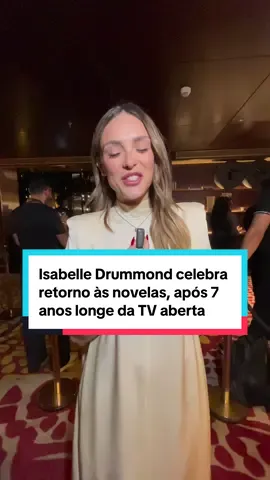 Isabelle Drummond marcou presença no #MOTYBR2025 e não escondeu sua felicidade de retornar para TV após 7 anos longe das novelas. Em 2026, estreia #CoraçãoAcelerado, novela das sete, onde ela interpreta a vilã, Naiane ✨📺  Essa edição do Men Of The Year conta com o patrocínio de CAOA Changan, Chivas e Spaten; o apoio de Campari e Montblanc; e a participação de Frangelico.