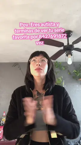 Nosotres las personas autistas a menudo prefierimos repetir series de televisión o películas porque les proporciona una sensación de familiaridad y comodidad. Esto se debe a que la repetición nos permite sentirnos más seguros y en control de nuestro entorno. Al conocer la trama y los personajes, podemos anticipar lo que va a suceder y sentirnos más cómodos. ¿Por qué la repetición es tan importante para nosotros como personas autistas? - La repetición nos proporciona una sensación de estructura y previsibilidad, lo que reduce la ansiedad y el estrés. - Nos permite enfocarnos en detalles específicos, como la trama, los personajes y los diálogos, lo que puede ser muy gratificante. - La repetición también nos permite sentirnos conectados con los personajes y la historia, lo que puede ser una fuente de consuelo y apoyo. ¿Cómo se relaciona esto con el autismo? - Las personas autistas a menudo tienemos dificultades para procesar información nueva y adaptarse a cambios en nuestro entorno. - La repetición nos proporciona un sentido de estabilidad y control, lo que puede ser muy reconfortante. - La repetición también puede ser una forma de autorregulación, ayudándonos a manejar nuestras emociones y reducir la ansiedad. #saludmental #viral #fyp #comunidadautista #neurodivergente 