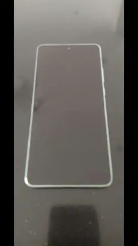 ALLO MOTO ! Je vous présente le dernier smartphone de @Motorola France le Edge 70. Un énorme merci à Motorola et @Influenster pour cette acquisition. Il est magnifique ! Sa couleur PANTONE Lily Pad est sublime. Il existe trois coloris mais j'ai craqué pour celle-ci. Il est fourni avec : - un étui de protection magnétique. - un chargeur TurboPower 68 W. - un moto tag. - des moto buds loop. - une moto watch fit. Tout cet ensemble pour pouvoir profiter pleinement de ce smartphone. Voici les principales qualités de ce petit bijou d'innovation : ✔️ Il est extra fin et léger. ✔️ Il est puissant et sa batterie dure longtemps. ✔️ Des photos fidèles à la réalité. ✔️ Moto AI qui vous accompagne au quotidien. ✔️ Performant. Il est incroyablement fin et léger, avec son profil de 5,99 mm d’épaisseur et son poids de 159 g. J'aime énormément son design élégant, il est en aluminium de qualité aéronautique avec du verre Gorilla Glass 7i et d'une durabilité de qualité militaire. Il est épuré  tout en résistant aux chutes, aux rayures et plus encore. Sa capacité de stockage est de 512GB, c'est vraiment un plus indéniable. Le chargeur TurboPower 68 W réduit le temps de charge, il est rechargé en seulement 15 minutes ! Les photos sont d'excellentes qualités. Il est simple d'utilisation.  Prochain post, je vous fais une démo du smartphone et de la moto watch. Vous découvrirez aussi les moto buds loop. Et enfin, vous constaterez sa finesse incroyable. Franchement, c'est un excellent cadeau à faire pour Noël. Vous ne regretterez pas votre achat. Je suis conquise. #collaborationcommercialenonremunérée #optionachat #motorola #edge70 #smartphone 