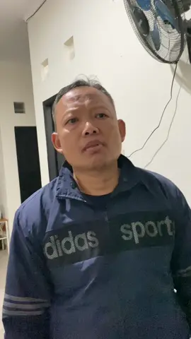 Bismillahirrahmanirrahim. Butuh waktu lama untuk akhirnya aku berani menuliskan ini. Karena ini bukan hal mudah. Ini aib keluarga, luka yang dalam, dan kenyataan yang selama ini kami tutupi demi menjaga nama baik orang yang bahkan tidak menjaga kami. Selama 25 tahun pernikahan, Mama sudah berjuang, bertahan, dan mencoba menjaga rumah tangga yang ternyata hanya dijaga satu pihak saja. Enam bulan terakhir, Mama digantung. Tidak diceraikan, tidak dirujuk, tidak diberi kepastian. Sementara di belakang hubungan yang seharusnya tidak pernah ada itu justru berjalan bebas, bahkan berkembang sampai ke titik yang tidak pernah kami bayangkan. Ayahku Dr. Sudarno S.Pd, M.Pd, Pengawas SMP Dinas Pendidikan Kab. Bogor mengaku telah menikah siri dengan rekan kerjanya sendiri sesama ASN yaitu Sani Handayani, S.Pd, M.Pd, Pengawas SD di instansi yang sama, padahal status Mama sampai hari ini masih istri sah yang tidak pernah diceraikan. Selama 6 bulan, laporan telah kami kirimkan secara lisan dan tertulis ke berbagai pihak. Kami mengikuti prosedur, menjalani mediasi, menunggu keputusan. Tapi yang kami terima justru kenaikan jabatan Bapak Sudarno, menjadi Pembina golongan IV/A per 1 November 2025. Dan hari ini setelah semuanya semakin jelas, aku mendatangi rumah Bapak Sudarno dengan harapan menemukan jawaban. Namun yang kutemukan justru mereka baru pulang dari Sumatera, menghadiri peringatan 100 hari meninggalnya Kakek ku sebagai pasangan, seolah-olah hubungan mereka bukan pelanggaran, seolah Mama sudah tidak ada. Naudzubillah min dzalik sungguh manusia tidak tahu malu. Postingan ini bukan dibuat untuk mempermalukan siapa pun, bukan untuk mencari sensasi, bukan untuk membuka luka lama. Ini cara terakhir kami untuk mencari keadilan ketika semua jalan yang seharusnya membantu justru diam, dan ketika suara keluarga yang terluka tidak pernah dianggap ada.