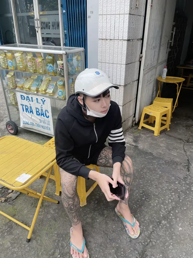 Đừng bao giờ lấy nước mắt để đổi lấy sự đồng cảm của xã hội này. Mà phải dùng sự nỗ lực mới có được tràng vỗ tay của kẻ chiến thắng.