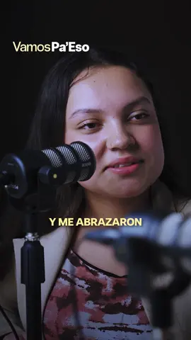 Cuando sus papás revisaron su celular, descubrieron dos años y medio de conversaciones que Yicell había intentado ocultar por miedo y vergüenza. Entendieron entonces por qué ya no era la misma: por qué evitaba los abrazos, por qué se encerraba en su mundo. Ese día, entre lágrimas, su silencio por fin se rompió y la verdad salió a la luz.@castrojuanjose  #VamosPaEso #podcast #mujeres #empoderamiento #nonoscallamos 