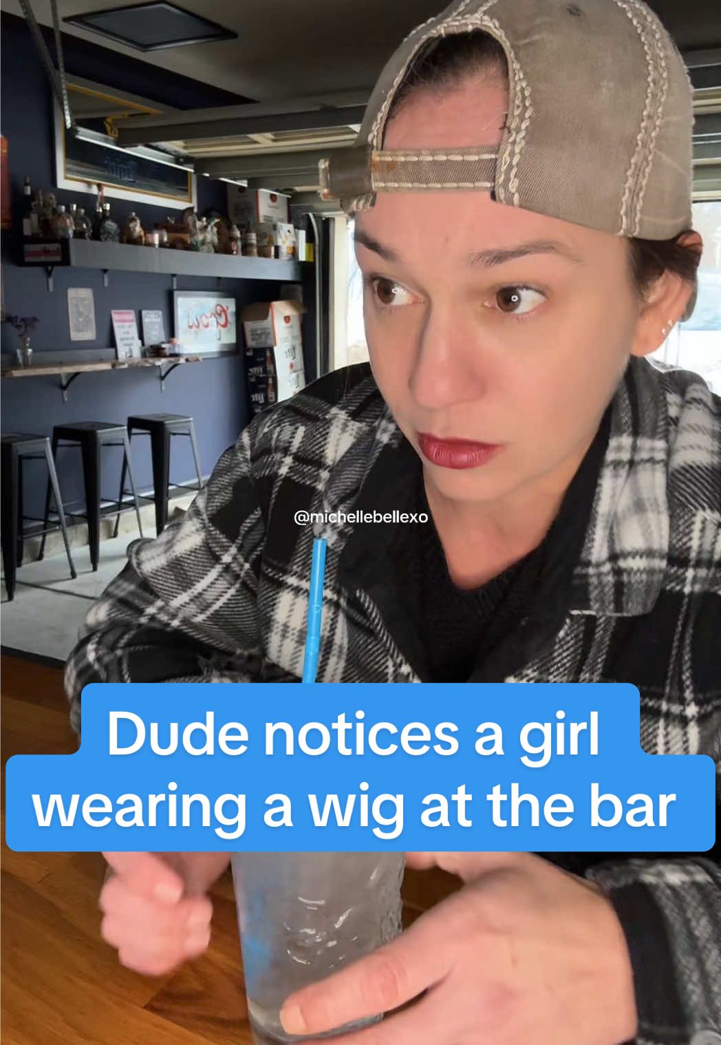 Bar regular almost doesn’t recognize a girl eating lunch at the bar (who happens to be a hairdresser) because she is wearing a wig #bartenderstories #hairdresser #wig 