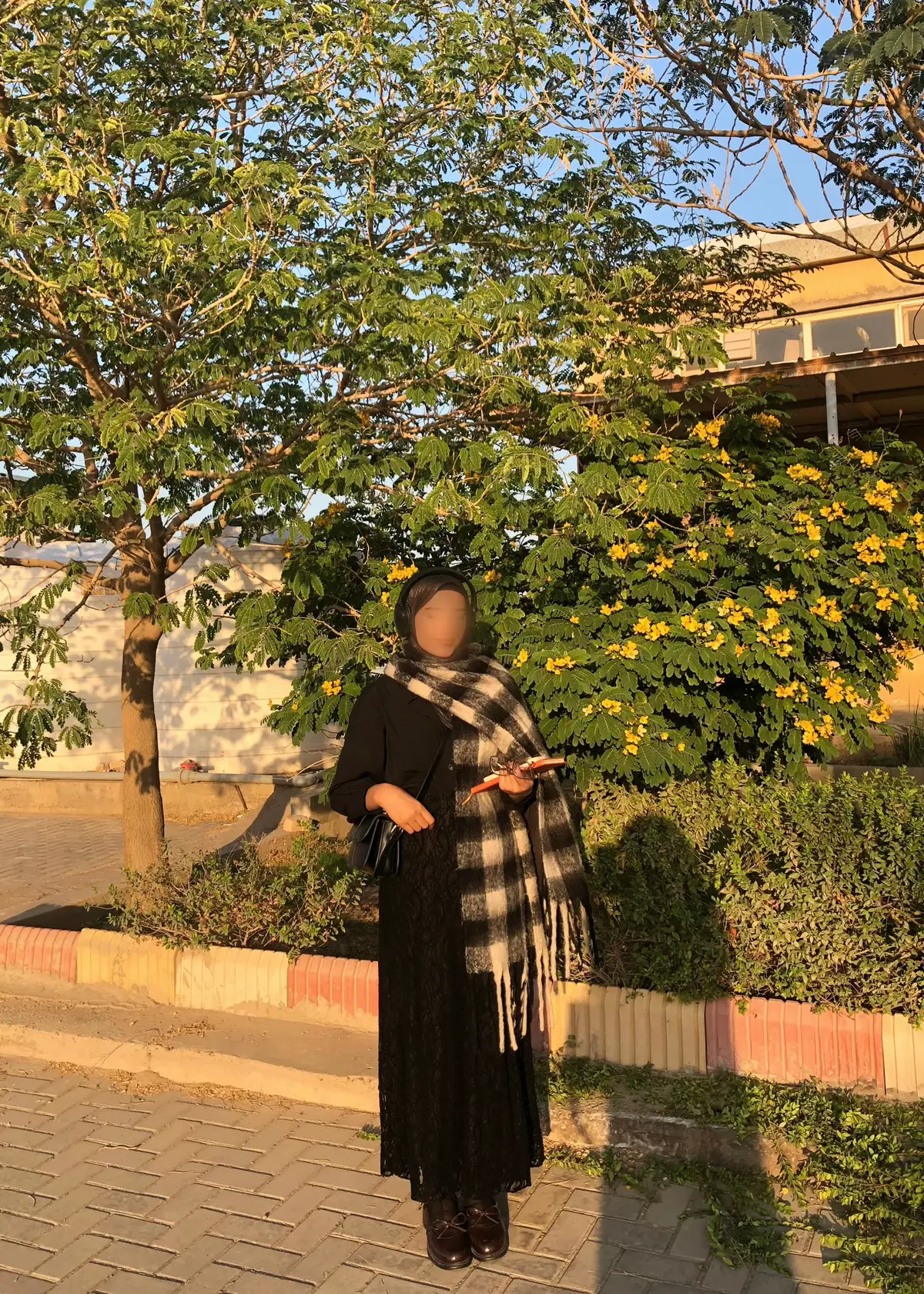 هذا اليوم .. بصادف 2025/11/19 داومت مو علمود محاضرات داومت حتى شويه انشغل بالدوام ومااضل افكر امي شلون صارت وهي داخله انعاش لان حالتها جانت كلش خطره وجان بيومها عندي امتحان وماقاريه وماكدرت ادخل امتحان طلعت من المحاضره واني بس ابجي لان كلش جنت ضايجه واحس اكو شي صاير هاي الساعه ب2:15 وراها ضربت المحاضرات ومادخلت وبقيت ابجي لحد ماصارت ب5 رحت طلعت من الدوام ولكيت احد من عائلتي منتظرني كال تعالي بسرعه امج تريد تشوفج وحالتها كلش صعبه وتعبانه اني بوقتها فرحت لان راح اشوف امي لان صار اسبوع واكثر هي بالمستشفى صعدنه التكسي واحنه ع اساس نروح للمستشفى نشوفها بس التكسي وصلتنه لبيتنه وطبيت للبيت .. وتمنيت مادخلت وره شويه جابو امي بالتابوت ومتوفيه ساعه 3:00 احس جنت بحلم من كد ماجان الشعور صعب .. ومن يومها والدنيا واكفه بعيني وشفتها وهي بالتابوت ولافيها ابطانيتي ورحت القبرها وزرتها ولحد الان اني مامصدكه هي فارقت الحياه . #explore #people #نيو