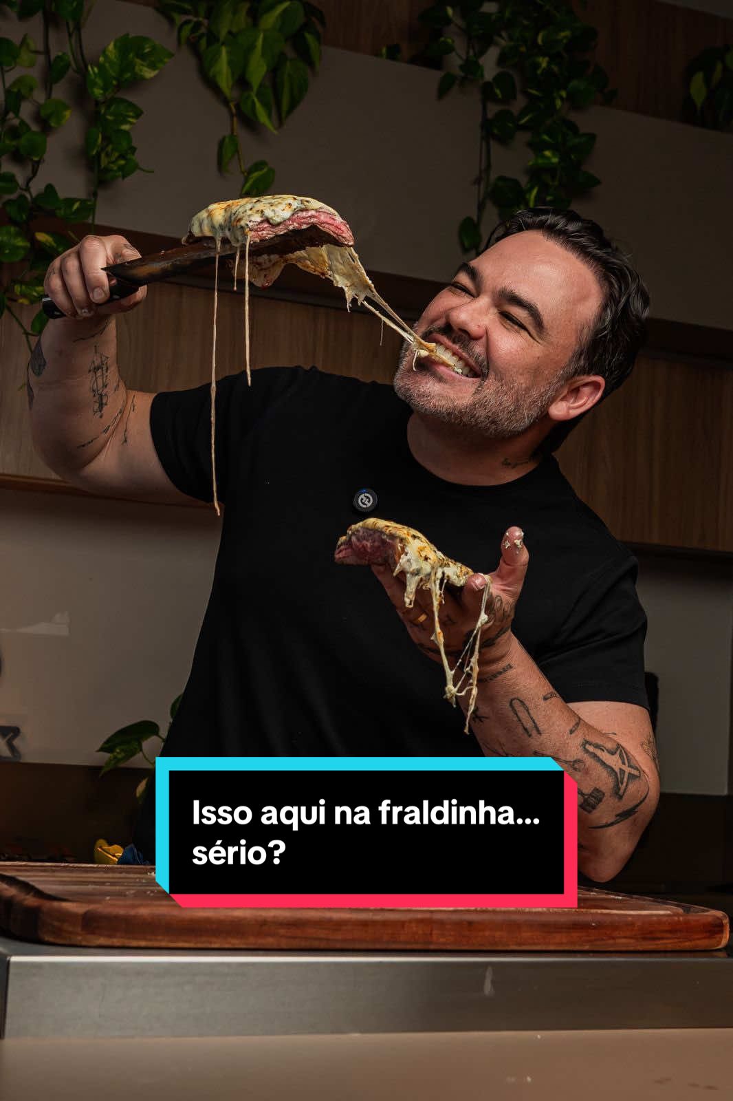 Se liga nessa fraldinha de Nelore aos 4 queijos! Prática, rápida e feita do jeito certo na Plug n’ Play. Água na bandeja, 12 minutinhos de pré-aquecimento e pronto — é só deixar a grelha bem quente e mandar a carne. Limpei a peça no estilo fraldinha red, temperei com sal fino e pimenta, grelhei até ficar no ponto perfeito (e sem grudar na grelha, claro). Depois é só finalizar com o quarteto mágico: cream cheese, muçarela, parmesão e gorgonzola bem massaricado. 🤤🔥 O resultado? Suculência, crocância e muito sabor pra compartilhar com a galera. 👉 Curtiu essa versão 4 queijos? Qual carne você quer ver por aqui na próxima? Marca alguém que ia devorar essa! #Fraldinha #ChurrascoEmCasa #ChurrasqueiraElétrica