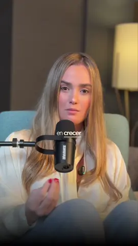 ¿Te da miedo la crítica? ¿Por qué? A veces se nos olvida algo clave: lo que otros dicen no suele hablar de ti… habla de ellos. La próxima vez que alguien te critique, pregúntate: ✨ ¿Esto realmente habla de mí… o de ellos? ✨ ¿Por qué voy a cargar con un reflejo que no me pertenece? ✨ ¿Qué podría lograr si dejo de tomarme personal lo que no es mío? Ahí es donde entra la Ley del Espejo: lo que una persona juzga afuera es simplemente un reflejo de lo que lleva por dentro. Sus críticas muestran sus heridas. Sus burlas muestran sus inseguridades. Su envidia muestra sus propios límites… no los tuyos. Sigue enfocada en crecer. Porque mientras otros hablan… tú avanzas. 🚀