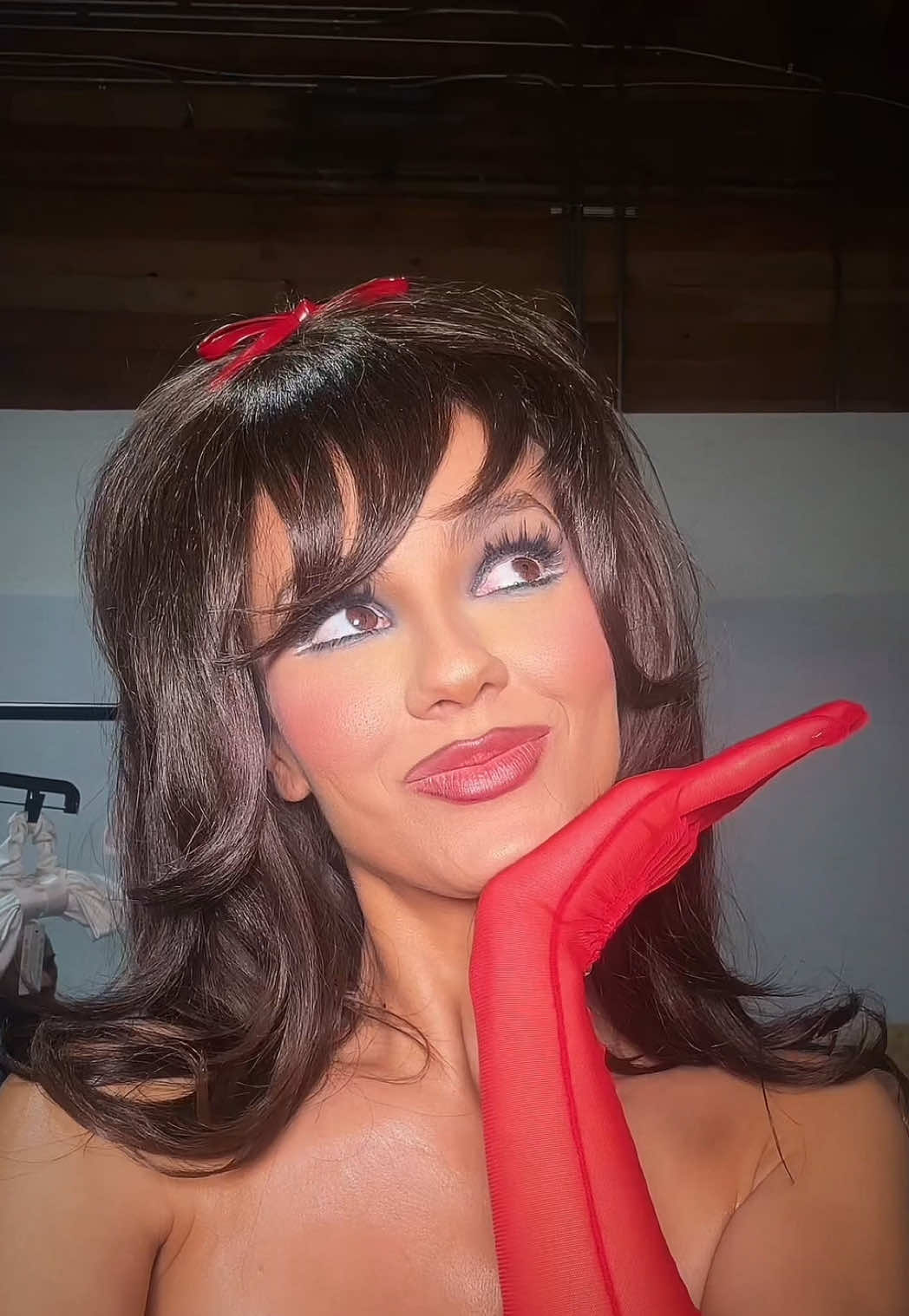 Plz pass this message along to Santa plz and thank you 💌🎅🏼 My new song Santa Darlin’ streaming everywhere nowww ✨💋