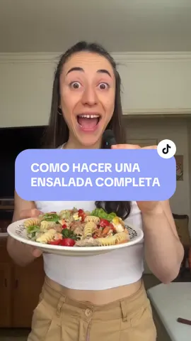 ENSALADA COMPLETA 🥗para estos días de calor 🥵  Si te queres preparar una ensalada para tu almuerzo prepara una BIEN COMPLETA 🙌🏻 así no te da hambre a la horita y también para que tengas ENERGÍA para tu día y tu entrenamiento 💪🏻 Busca que tu ensalada tenga: 🔹VEGETALES: Nos van a aportar FIBRA, vitaminas y minerales 🥗 🔹CARBOHIDRATOS: CLAVE para tener energía. Busca que sean carbohidratos integrales como arroz integral, fideos integrales, lentejas, garbanzos, porotos, quinoa, papa, batata 🍠 o boniato.  🔹PROTEÍNAS: muy importante para que nos brinde saciedad y también para mantener o aumentar nuestra masa muscular. Algunas fuentes pueden ser: huevo, pollo, pescado, carnes, tofu, soja texturizada, queso por salut descremado. 🔹GRASAS: también nos va a dar mucha saciedad 🙌🏻 algunas fuentes: aceite de oliva 🫒 aceitunas, frutos secos, palta.  Contame como soles preparar vos tus ensaladas ⬇️⬇️ 👩🏻Lic. Rocio Tordini 💻Turnos online y presenciales (en Tigre y San Isidro) 📝Planes de alimentación personalizados 📌Link en mi biografía para más información sobre turnos  #saludable #nutricion #recetassaludables #recetasfit #nutriciondeportiva  