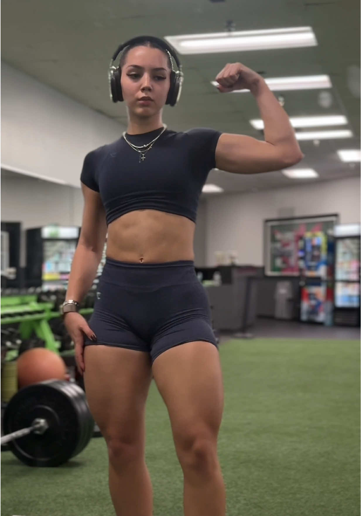 The pump cover vs. the pump 🤭 @Gymshark Women code: ROXXANA10 collab*