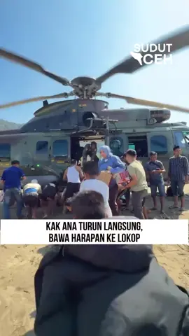 istri Gubernur Aceh Bu Ana emang beda. Hari ini (04/12/2025) helikopter baru nyentuh tanah Lokop dia langsung gas turun bawa logistik tanpa mikir bajunya belepotan, capek, atau status sebagai istri orang nomor satu di Aceh. Zero drama. Zero gaya. Full aksi. Yang penting warganya selamat & bisa makan. Di tengah banjir segila itu, Kak Ana hadir bukan buat pencitraan tapi buat nolong beneran. Aura “pemimpin yang kerja dulu, ngomong belakangan” tuh kerasa banget. Respect setinggi langit. Keren abis, Kak Ana. Aceh bangga punya figur se-real ini. Jangan lupa follow biar enggak ketinggalan cerita Sudut Aceh lainnya! #viral #fyp #aceh #banjir #ibuana 