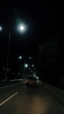 Domingo por la noche. Rodando por la Autopista de Caracas, viendo la ciudad brillar y extenderse ante mí. Es una vista hipnótica, llena de promesas y recuerdos. La salsa, con su profundo sentimiento, se siente como la voz de la misma ciudad. Nos recuerda que hay experiencias, amores y personas que, al igual que esta vista nocturna, se quedan grabados para siempre. El camino abierto, la velocidad y las luces te invitan a avanzar, pero la música te ancla a esos recuerdos imborrables. #NoSéOlvidar #TitoRojas #SalsaRomantica #CaracasDeNoche #Autopista  