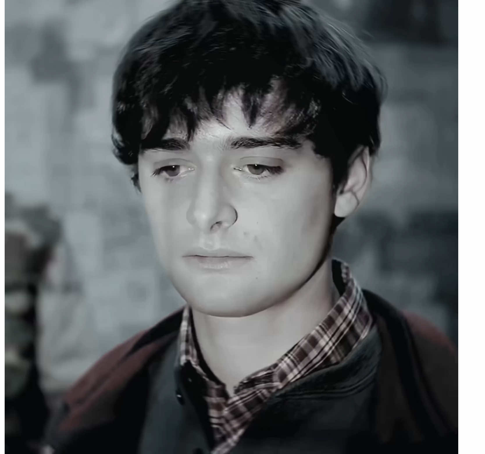 This is so ass but he looks like a scared lost puppy I love him #noahschnappedit #strangerthings #willbyersedit #willbyers #noahschnapp 