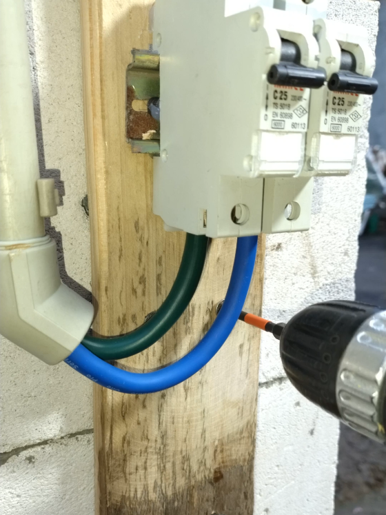 Great Tips and Tricks for Home from an Experienced Electrician that May Come in Handy #DIY #electrician #useful #tips #tricks #electric #lifehacks 