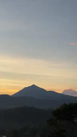 Ulubelu dengan Sunrise gunung tanggamus #sunrise #gunungtanggamus #ulubelutanggamuslampung 