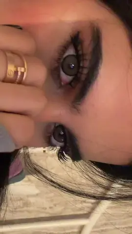 Thick eyebrow with Glam Lab lenses >>