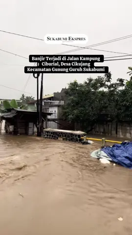 Banjir terjadi di Jalan Kampung Ciburial, Desa Cikujang, Kecamatan Gunung Guruh Sukabumi. Pada Kamis (4/12/2025). Akibat Hujan Deras yang cukup tinggi.  #beritahariini #beritabanjir #sukabumiekspres #banjirsukabumi 