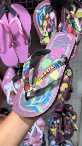 ✨ Chegou a nova Havaianas Top Tropicalia Vibes II! O clima de verão já tomou conta e essa queridinha promete ser o destaque do seu look. 🌴☀️ No Mundo das Sandálias você encontra esse lançamento incrível pra arrasar no estilo! #Havaianas #TropicaliaVibes #Lançamento #Verão2026 #MundoDasSandálias