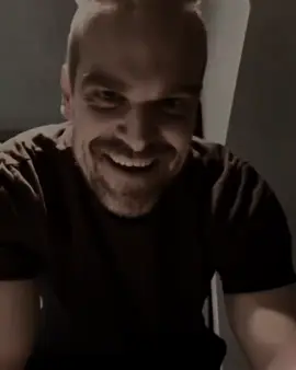 I know he's kinda old but... EXCUSE ME HE'S SO HOOOOT🔥🔥 #jimhopper #davidharbour #strangerthings #edit #fyp 