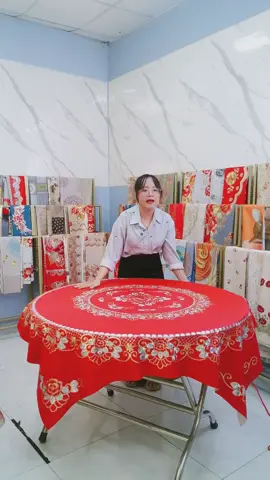 Khăn trải bàn pvc chống thấm, đa dạng màu sắc,kiểudáng Đa dạng mẫu mã-phong cách tinh tế, từ mẫu trơn đến hoạ tiết độc đáo, khăn trải bàn PVC sẽ làm nổi bật không gian ăn uống của bạn! Xem ngay video để xem thêm! #khantraibanchongtham#khantraiban#dogiadungthongminh#banansangtrong