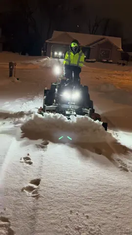 5ft plow & poly edge is one of our go to machines for driveway and sidewalk snow removal ❄️💪🏽 #zachslawncarellc #snowremoval #snowplow     