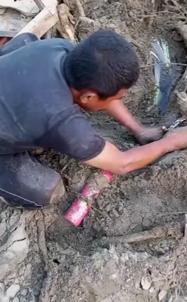 Ya Allah alhamdulillah sepeda motor untuk mencari rezeki selama ini akhir nya ku temukan di tumpukan pasir dan lumpur, tidak jauh dari rumah kami ya Allah 😭