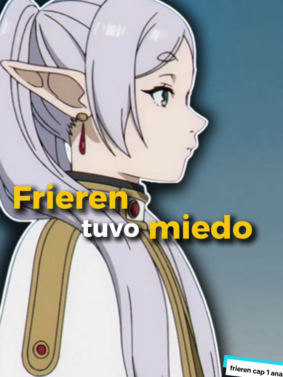 En el capítulo 1 de Frieren: Beyond Journey’s End, una escena aparentemente pequeña revela uno de los primeros temores de la protagonista: el paso del tiempo y la muerte de quienes ama. Cuando Eisen le dice que ya no está en edad de blandir el hacha, Frieren muestra por un segundo una expresión ligeramente resignada y de miedo, una reacción mínima que lo dice todo. No es miedo al combate, es miedo a perder a otro amigo. La muerte de Himmel por vejez marca un antes y un después en la vida de Frieren. Para los humanos, diez años de viaje significan casi toda una vida; para una elfa de vida casi infinita, al principio no significaban nada… hasta que el tiempo empieza a mostrarle algo revelador. Lo que parecía frialdad no era indiferencia: era shock, duelo y falta de comprensión del tiempo humano. Después, Heither anuncia su despedida, diciendo que quiere recordar sus rostros porque tal vez sea la última vez que se vean. Frieren reacciona con curiosidad más que con preocupación, demostrando que aún no entiende del todo la fragilidad humana. Finalmente, cuando le pide a Eisen que la acompañe en su nuevo viaje, él la rechaza por su propia vejez. Esta vez Frieren no pregunta nada… solo guarda silencio. Es ahí donde Frieren comienza su verdadero viaje: no para vencer demonios, sino para entender a las personas, sus emociones y la fugacidad de la vida. Aunque los enanos son longevos, incluso ellos pueden irse. Por primera vez, Frieren es consciente de que incluso quienes parecen eternos, no lo son. #Frieren #revoluis #anime #analisis #chisme Frieren primer episodio análisis Frieren y Eisen relación Frieren miedo a perder a sus amigos Himmel y Frieren explicación Frieren anime significado del tiempo Frieren inicio explicado Frieren emociones y duelo