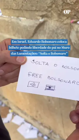 Em visita a Israel, o deputado Eduardo Bolsonaro (PL-SP) registrou um pedido pela libertação do ex-presidente Jair Bolsonaro ao deixar um bilhete no Muro das Lamentações, em Jerusalém. O parlamentar, que vive nos Estados Unidos desde março, compartilhou nas redes que aproveitou a passagem pelo local para orar e agradecer, além de mencionar pedidos por “saúde, família e liberdade”.  Durante a viagem, Eduardo também se encontrou com o primeiro-ministro israelense, Benjamin Netanyahu. 🔗 Para mais notícias, siga @opovoonline nas redes sociais. 📹: Instagram bolsonarosp  #opovo #politica #bolsonaro #israel #eduardobolsonaro