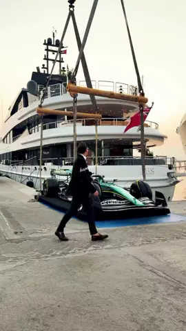 على متن اليخت الفاخر. نراكم في أبوظبي للفورمولا 1 في السباق الأخير من جدول السباقات.😎👌