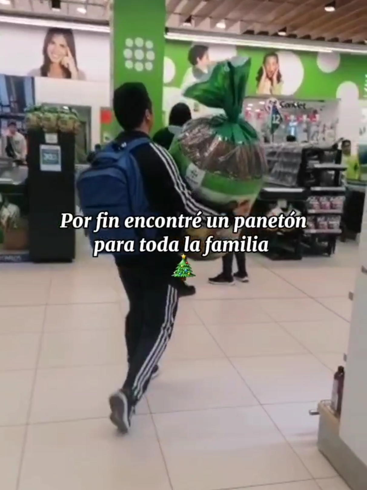 El verdadero panetón familiar 😍😋🎄 .  .  .  .  .  .  .  .  .  .  .  .  #Navidad #peru #espiritunavideño #paneton #panetongigante 