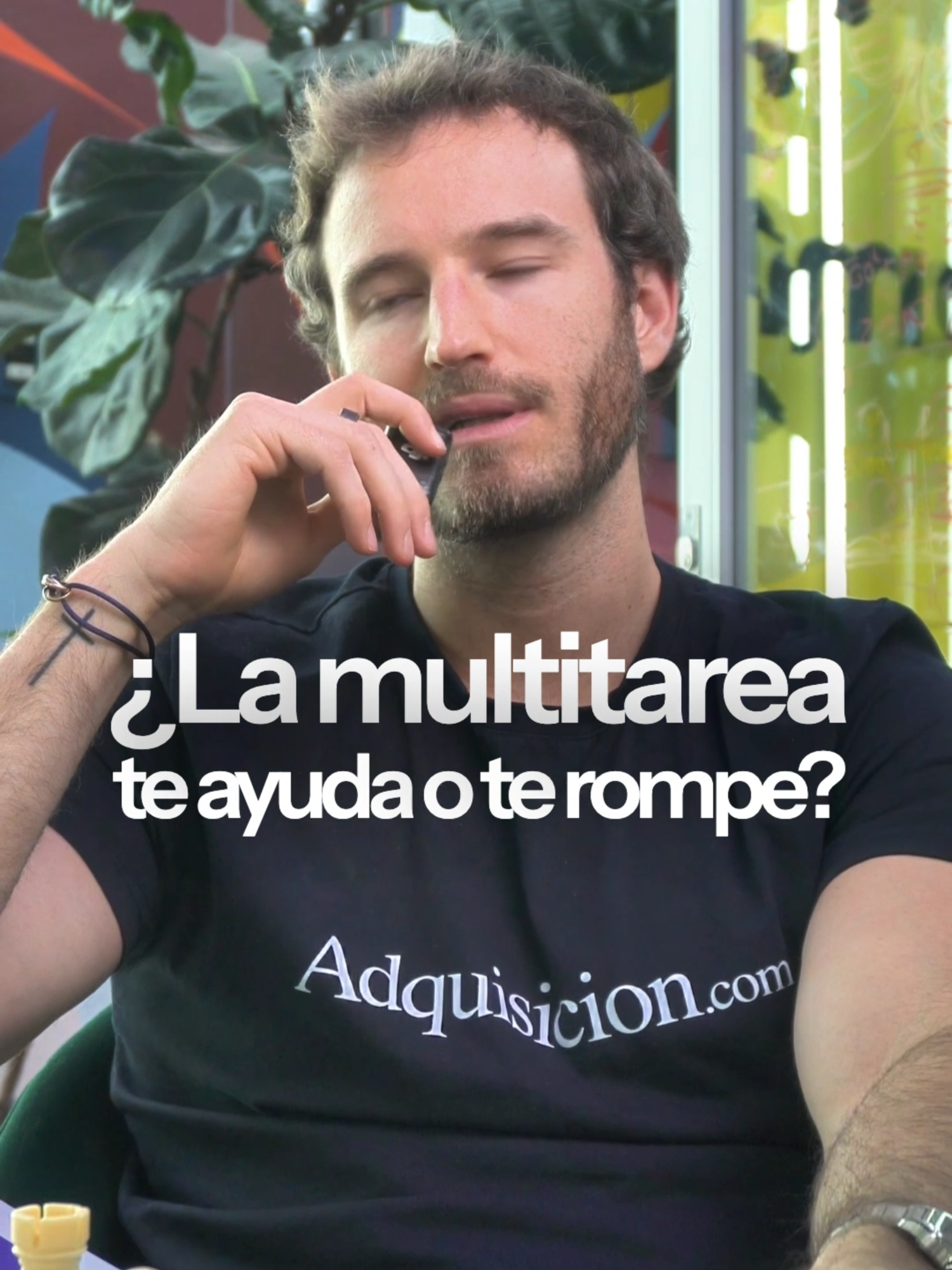 La multitarea no te hace más productivo… te rompe la cabeza 🧠⚡️ Creemos que hacer 5 cosas a la vez es señal de éxito, pero en realidad es señal de estrés, ansiedad y cero enfoque. Tu cerebro no está diseñado para brincar entre tareas… cada salto te quita energía, precisión y memoria. 🚫 El verdadero poder está en una sola cosa a la vez, bien hecha, bien enfocada, bien terminada. 💪✨ La atención es tu recurso más valioso… y cada distracción es un robo silencioso a tus metas. 🥀 Si de verdad quieres crecer, cuida tu foco como si fuera oro. 🥇 Haz menos… pero mejor. 👉 Si te sirve este tipo de contenido, sígueme. Hay mucho más @marianoporter #marianoporter #productividad #enfoque #mindset #crecimientopersonal #psicologia #saludmental #motivacion #disciplina #bienestar #vidasoloeshoy#MARIANOPORTER #paratiiiiiiiiiiiiiiiiiiiiiiiiiiiiiii #marketingtips #marketingdigital #highticket #viral