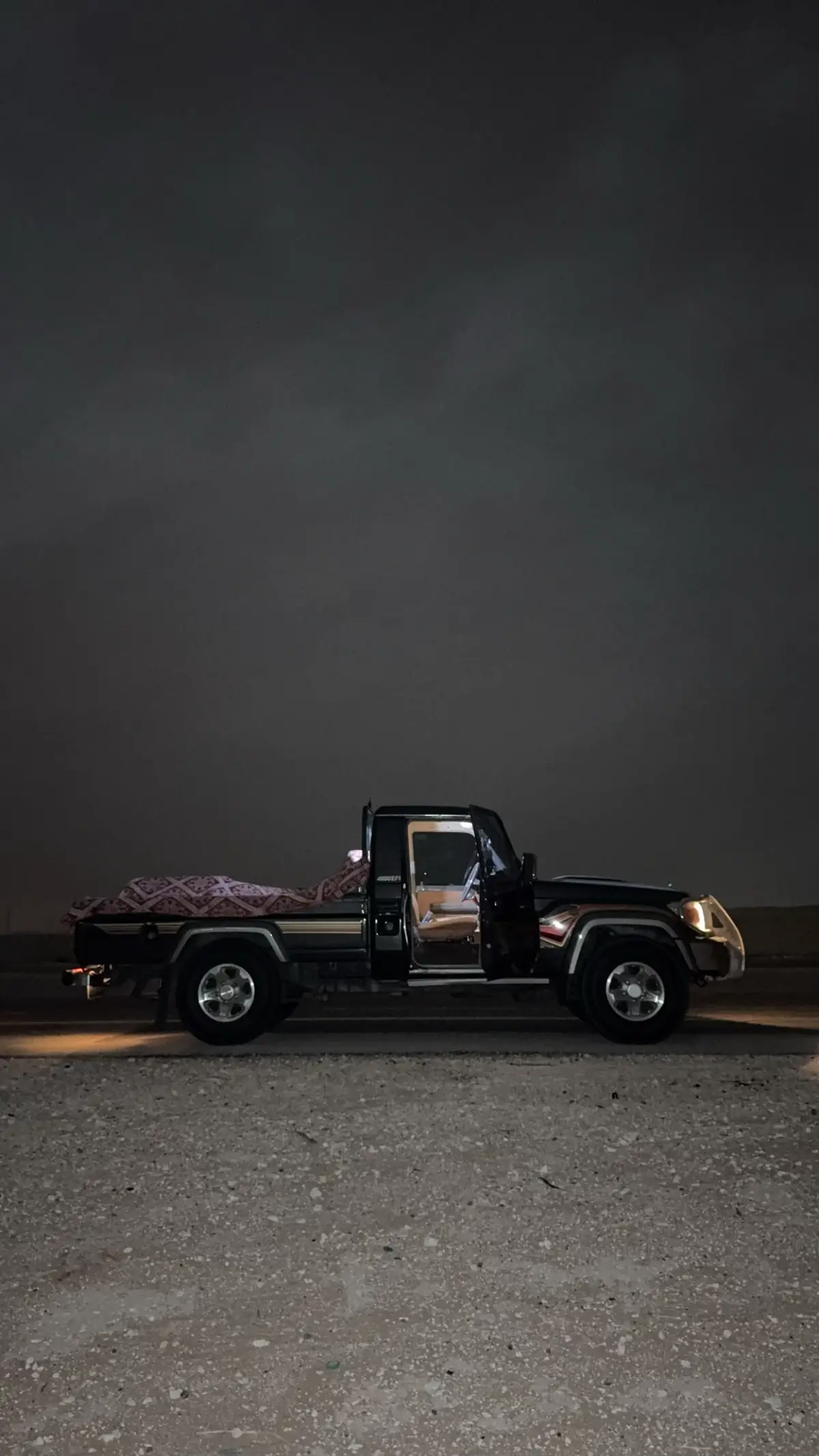 حـسبتـك فـي ظــلام الليل نــــوري وظلّي من ضحى شمس البــروري وفي صحرى العطش جدول نهوري ( وفي برد الشتاء محسوب ناري ) جــوازي كــنـت فـي دنيـــا عـبوري ومرســـايه ومـركـبـي وبـحــــوري وكنت الشخص لي يعرف أمــوري ( وكنت الأهل وأصحـابي وداري ) حســافـه مـا تـوقّـعـتـك غــــروري وتـقـتـل حب في عـمـر الزهــوري وتـغـتـال البـقـايا مــن عـطـــــوري ( ومــوت أنفاسهــا مــوّت نهاري ) #اكسبلورexplore #المهري #الغيظه_المهرة #مشعجل #محمد_مشعجل 