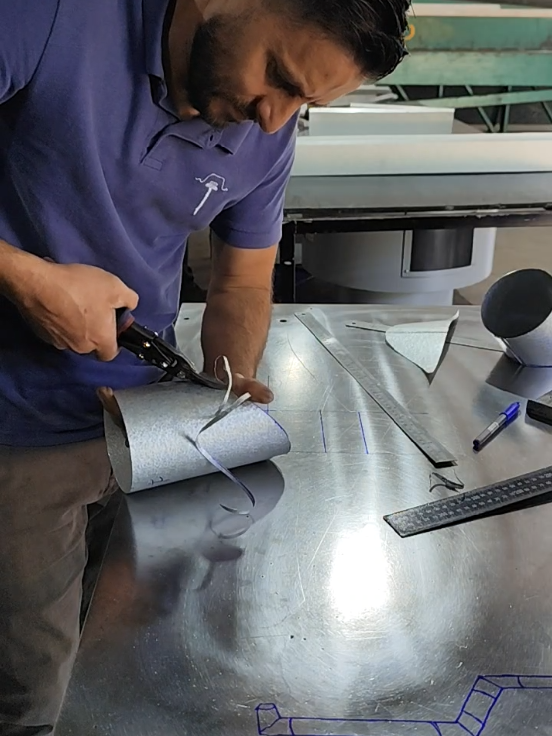 como fazer uma curva 90⁰ no olhometro #calheiros #metal #calhas #funilaria #metalart 