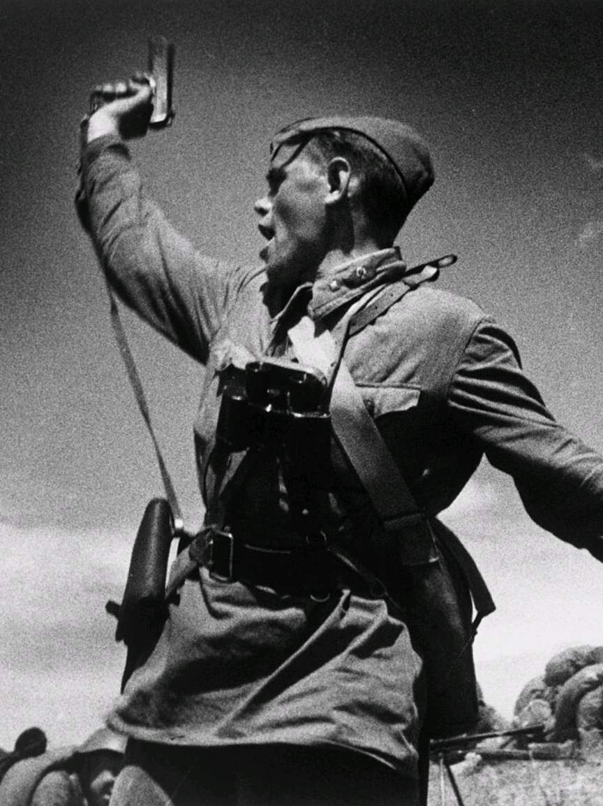 Nếu tư lệnh được ví như khối óc của quân lính, thì chính ủy sẽ là trái tim và linh hồn của họ. #lichsuthegioi #hongquanlienxo #chinhuy #xuhuong 