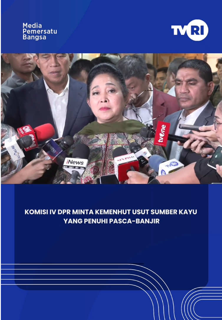 Ketua Komisi IV DPR RI Siti Hediati Hariyadi atau Titiek Soeharto menyampaikan keprihatinan mendalam atas aktivitas truk pengangkut kayu gelondongan yang terlihat melintas di wilayah Sumatera, dua hari setelah banjir dan longsor melanda Sumatera Utara, Aceh, dan Sumatera Barat pada akhir November 2025.  Dalam pernyataan kepada wartawan di kompleks Parlemen, Titiek menyampaikan kemarahannya terhadap perusahaan yang diduga terlibat pembalakan liar. #Komisi4DPR #TitiekSoeharto  #PembalakanLiar  #BencanaAlam  #TVRINews