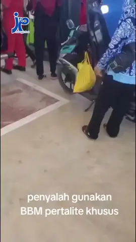 Beredar unggahan video di desa Hajak, Kecamatan Teweh Baru, Kabupaten Barito Utara, Kalimantan Tengah, yang memperlihatkan antrean di sebuah POM Bensin di kota tersebut. Dinarasikan bahwa antrean tersebut di dominasi para pelangsir ilegal yang membuat antrean panjang dan harga BBM lokal naik drastis hingga 30 ribu per liter. Si pengunggah video sembari menyebut Kapolres Barito Utara, dengan melaporkan kondisi dilapangan yang ia lihat agar ditindaklanjuti. Video: tiktok Wati  #pelangsirbbmilegal #tewehbarubarut #baritoutara #kalteng #jalunggapost 