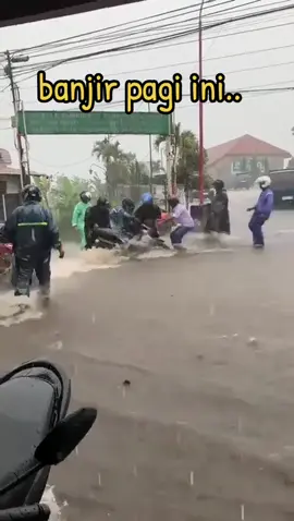 banjir pagi ini sepeda motor hampir terseret arus banjir #banjir2025🥺 