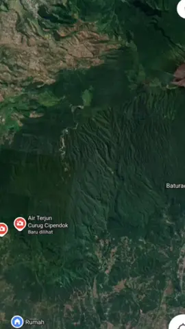 Menurut sebuah unggahan Facebook oleh Zaenal Arifin (2025), kondisi proyek panas bumi di Gunung Slamet kembali viral setelah terlihat melalui Google Maps. Ia menjelaskan bahwa berdasarkan informasi dari Wikipedia, proyek Pembangkit Listrik Tenaga Panas Bumi (PLTP) Baturaden yang dikembangkan oleh PT Sejahtera Alam Energi (SAE) telah lama mangkrak dan berhenti beroperasi selama beberapa tahun terakhir. Zaenal juga menyebutkan bahwa meskipun proyek tersebut pernah memperoleh izin dan memiliki target produksi energi yang cukup besar, jejak kerusakan lingkungan seperti deforestasi sekitar 44 hektare dan aliran sungai yang dipenuhi sedimen masih tampak jelas. Realisasi pembangunan terhenti, meski belakangan disebutkan ada peluang proyek ini aktif kembali setelah Futura Energi masuk sebagai pihak baru. Ia menambahkan bahwa proyek panas bumi Gunung Slamet sudah mulai digarap sejak Juni 2011 pada masa pemerintahan Presiden Susilo Bambang Yudhoyono. Sumber: Zaenal Arifin, postingan Facebook, 4 Desember 2025. #cilongok #purwokerto #gunungslamet  #savegunungslamet 